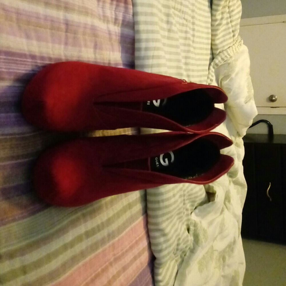Red Guess heeled booties